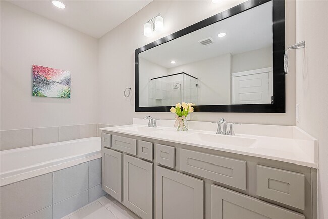 Building Photo - 10915 Brambling Wood Dr