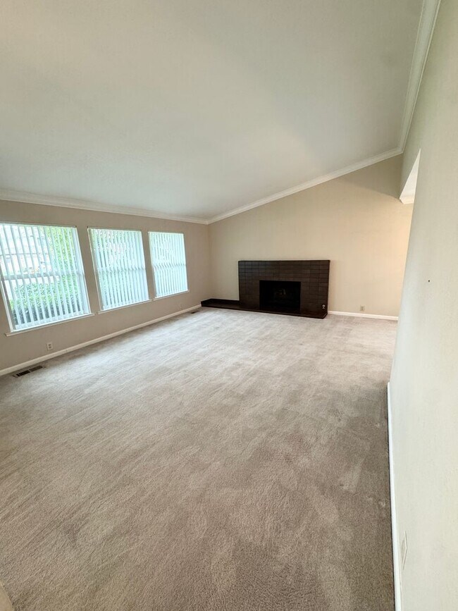 Building Photo - THREE BEDROOM TWO BATH  HOME in the Pocket...