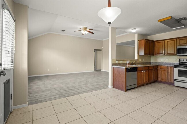 Building Photo - 420 Woodlake Dr