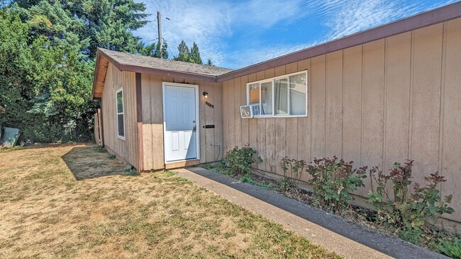 Primary Photo - 2 bedroom 1 bath duplex