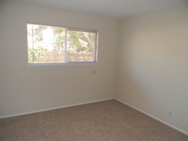 Building Photo - 1404 E Sycamore Ave