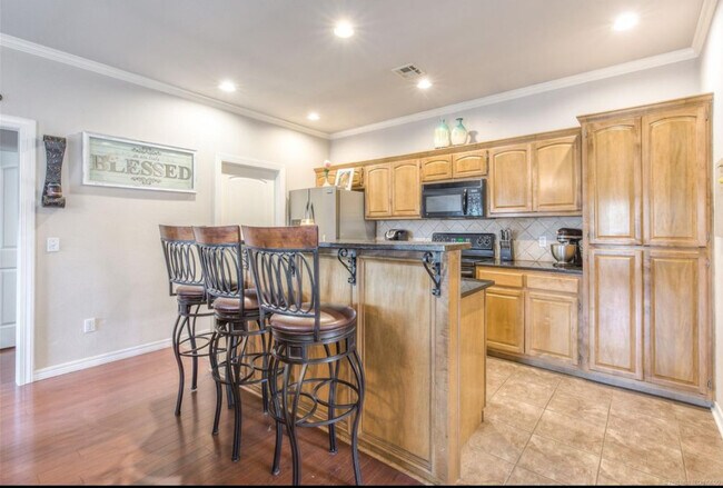 Building Photo - 11220 S Cedar St