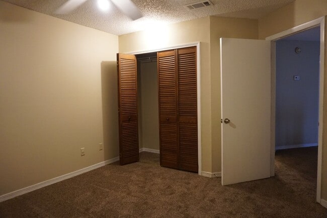 Building Photo - 3 bedroom townhome in Arlington