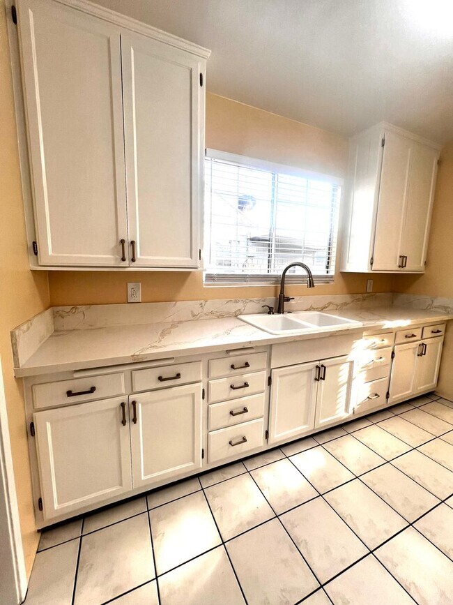 Building Photo - Single Family. 3-bed Home - Desireable Neighborhood!