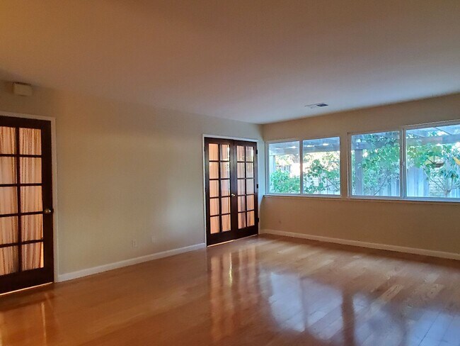 Building Photo - Cute Single Family Home, Fresh Paint, Wood...