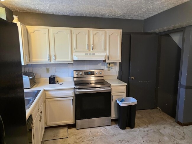 Building Photo - 7006 Finchley Dr