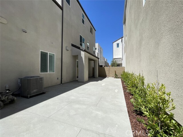 Building Photo - 105 Sawbuck