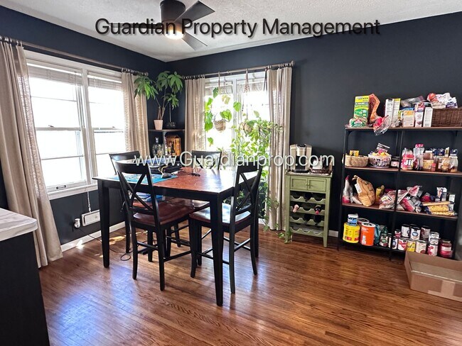 Building Photo - St Louis Park Single Family Home, Fenced In yard, Washer/Dryer, Fenced 1 Car Garage