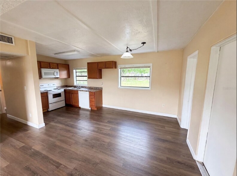 Building Photo - 702 S Solandra Dr