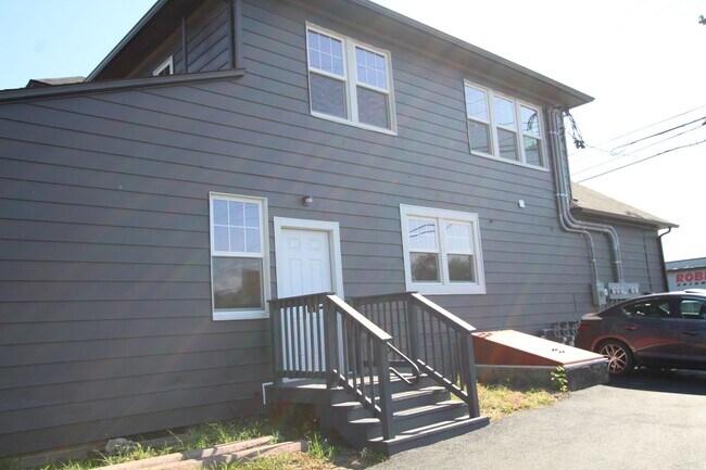 Building Photo - 549 Albany Ave