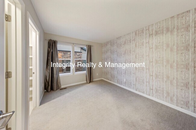 Building Photo - 3 Bed/2.5 Bath Townhome, 1999 sq ft, 2160 Meadows Blvd Unit A