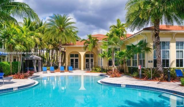 Building Photo - 200 Palm Cir W