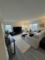 Building Photo - 33202 Town Green Dr