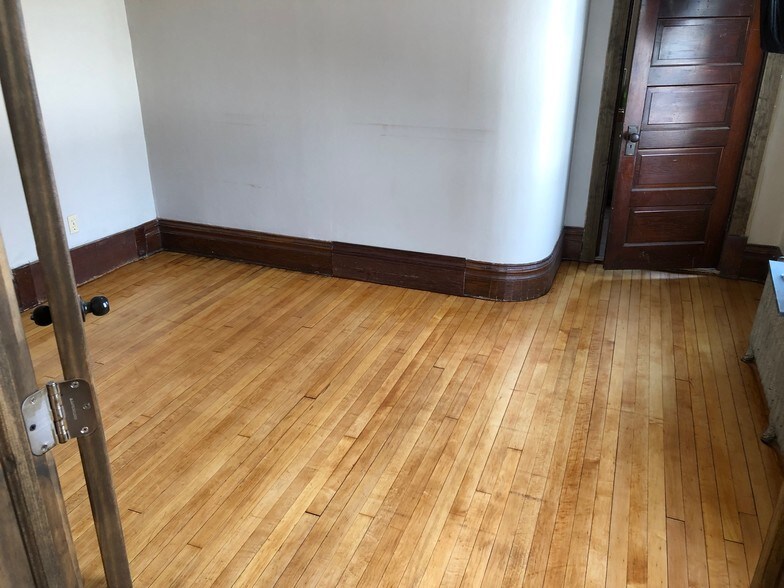 Building Photo - 1030 N 5th St