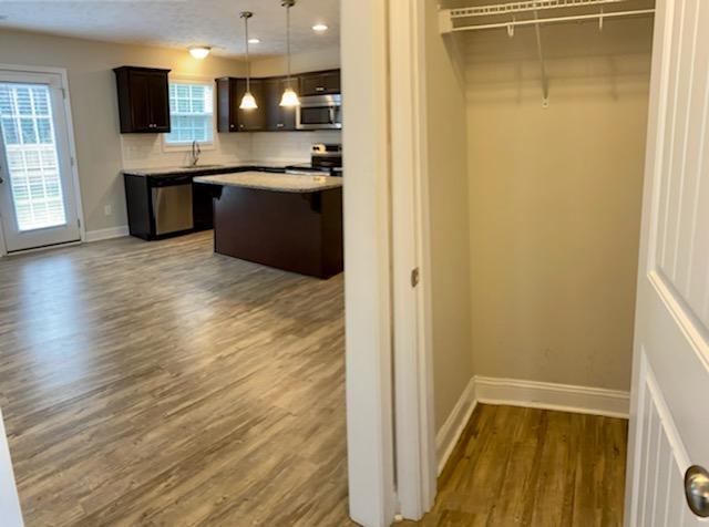 Building Photo - 415 Lake Edge Ln