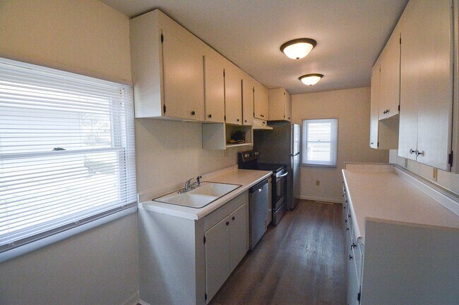 Building Photo - Bright & updated 2br Uptown home w/garage!