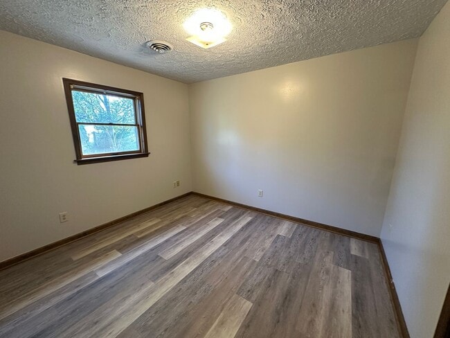 Building Photo - 2 Bedroom, 1 Bath Ranch Home