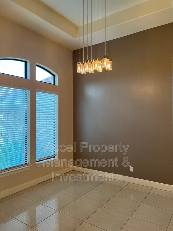 Building Photo - 711 N Abbott Ave