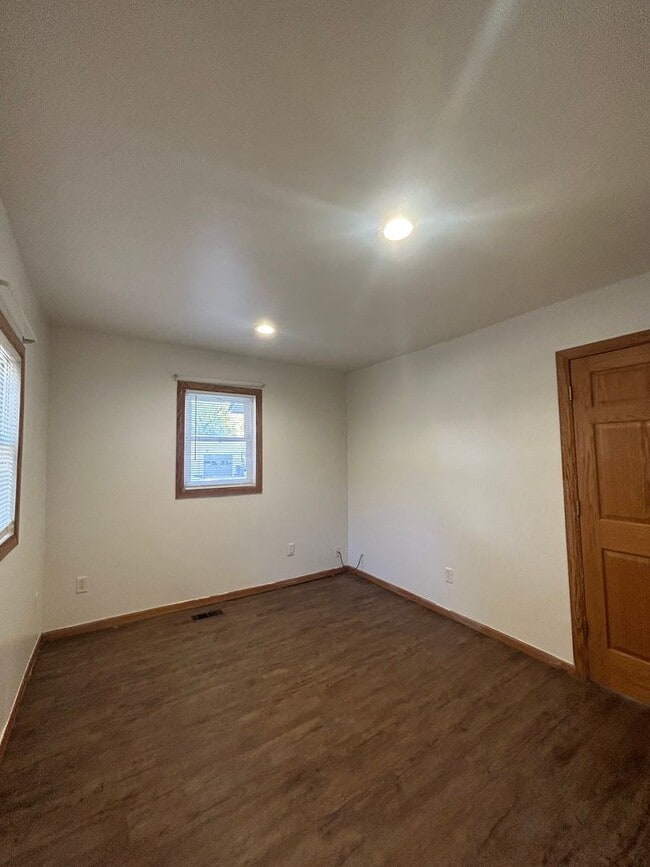 Building Photo - Updated 3 Bedroom House!