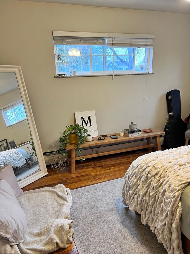 Building Photo - 2 BR IN HYDE PARK WITH OFF STREET PARKING