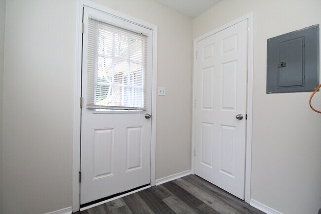 Building Photo - 3BR/2BA Home Near UWF with High Ceilings, Large Backyard Deck & Fully Fenced Yard