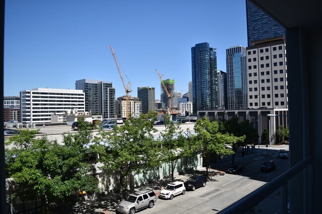 Building Photo - Spacious Luxury One Bedroom - Insignia
