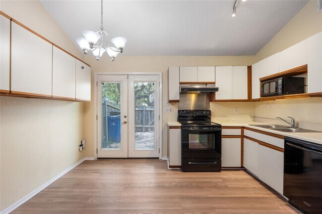 Building Photo - 1015 E Yager Ln