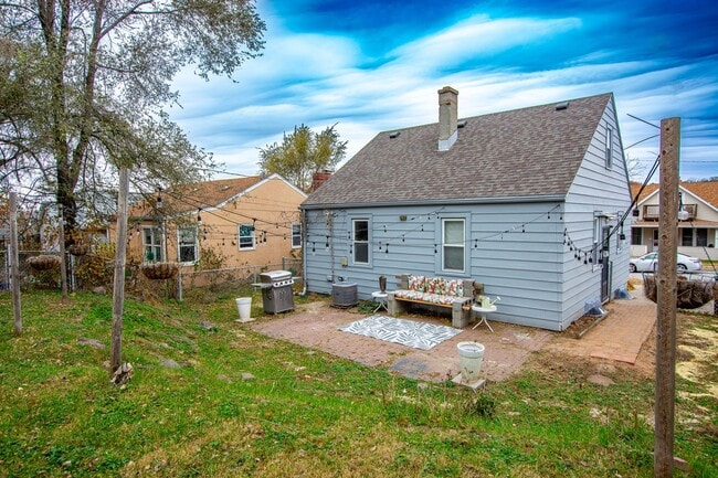 Building Photo - Adorable 2 Bedroom / 2 Bath Home in Aksarben with Washer/Dryer and Fenced Backyard!