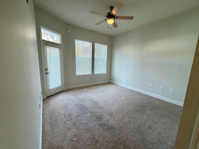 Building Photo - 2 Bedroom 2.5 Bath