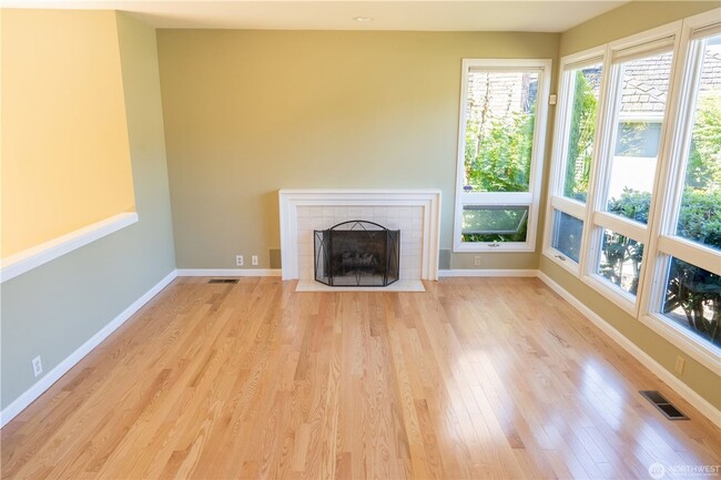 Building Photo - 4B/2.5Ba Bellevue House