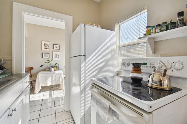 Building Photo - 2445 2nd Ave N