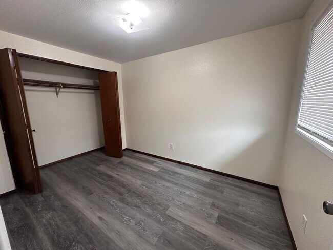 Building Photo - *COMING SOON* 2 Bedroom 1 Bath Single Story 4-plex