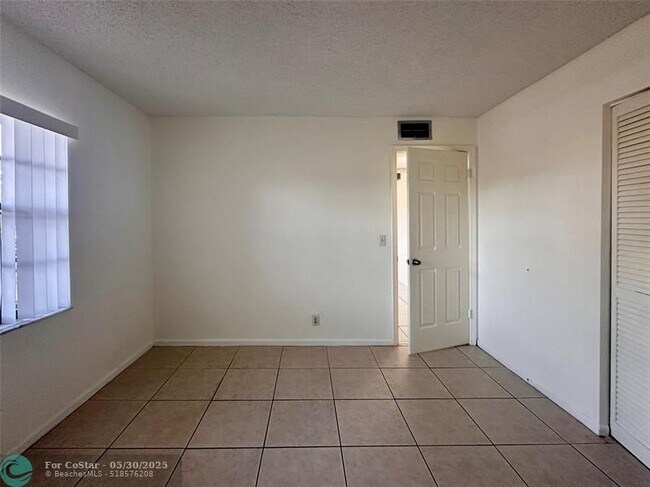 Building Photo - 4263 Oak Terrace Dr