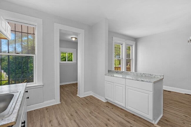 Building Photo - 4 Bedroom 2 Bathroom in Lower Edmondson Village
