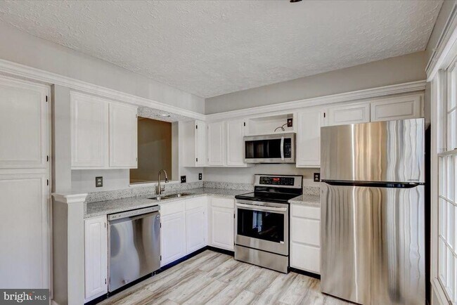 Primary Photo - 7014 Chestnut Brook Ct