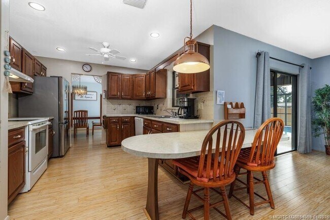 Building Photo - 160 SE Duxbury Ave