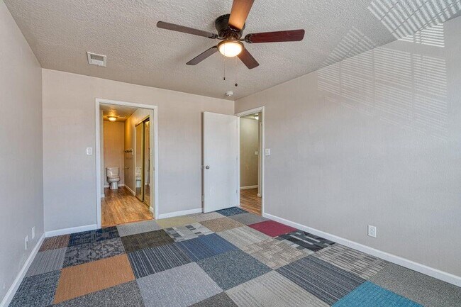 Building Photo - 811 Country Club Dr SE