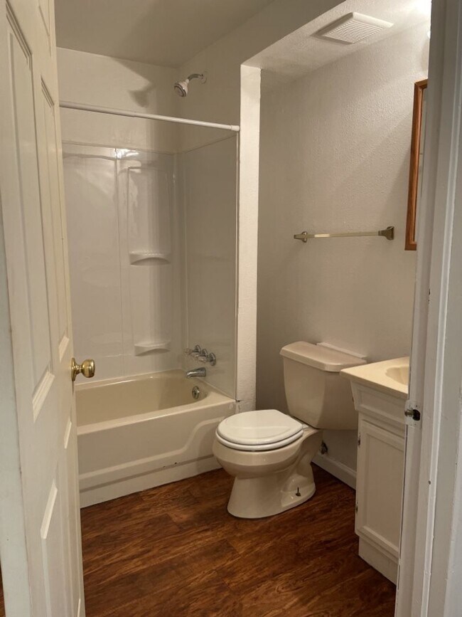 Building Photo - Start a Lease by 4/17 and get $250 off 1st Month!