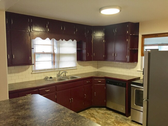 Building Photo - 141 N Overhill Dr