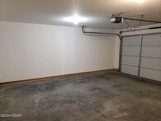 Building Photo - 2205 S Pearl Ave