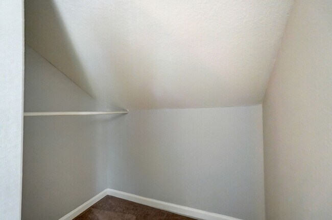 Building Photo - 347 Darrow Ave