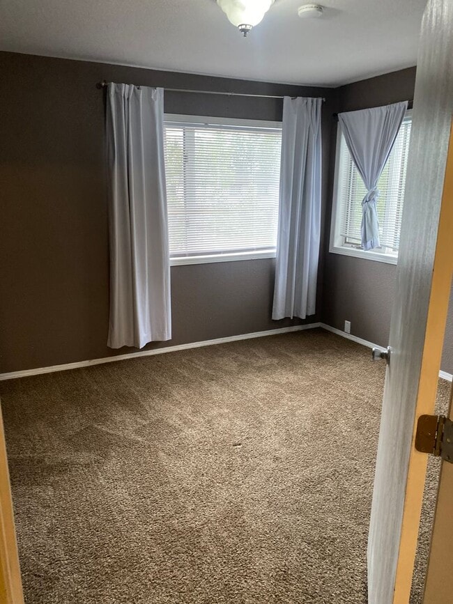 Building Photo - Stunning 2 Bed / 1.5 Bath East Anchorage T...