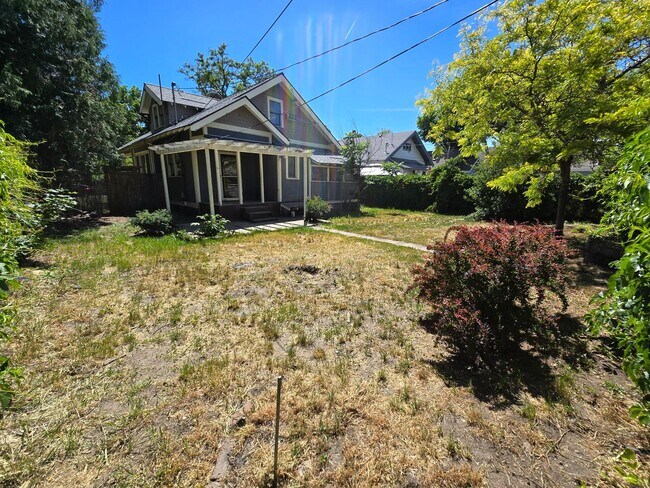 Building Photo - Garland District Home!