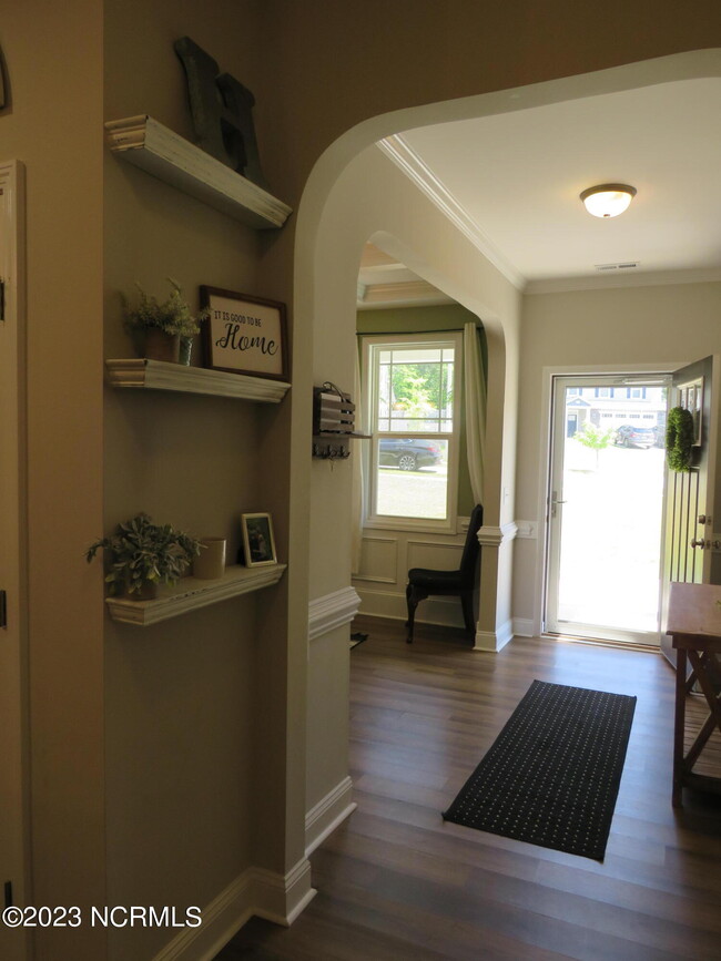 Building Photo - 425 Palisades Dr