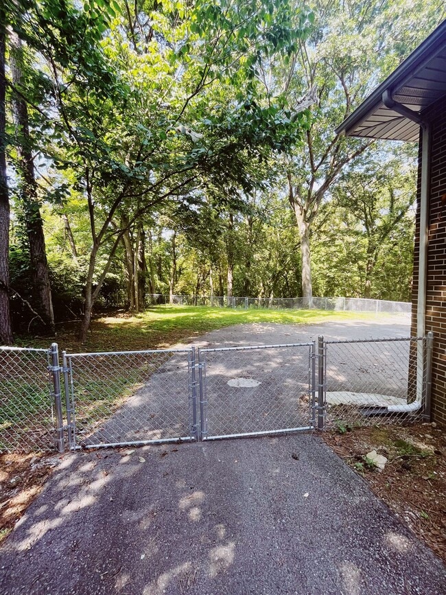 Building Photo - 862 Clematis Dr