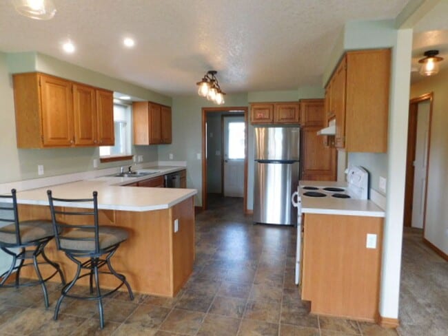 Building Photo - 2Bd/1.5Ba Single Story House - Available to View!