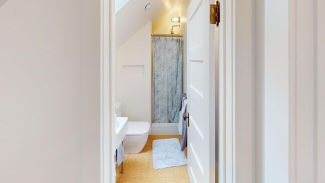 Building Photo - Downtown San Anselmo Updated 4x3 + aupair ...