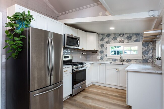 Building Photo - Remodeled Craftsman with Large Yard!