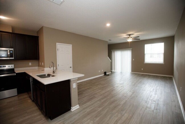 Building Photo - Like new 3 bedroom 2.5 bath townhome is Oa...