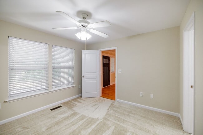 Building Photo - Cottage One-story Condo - Lease through July